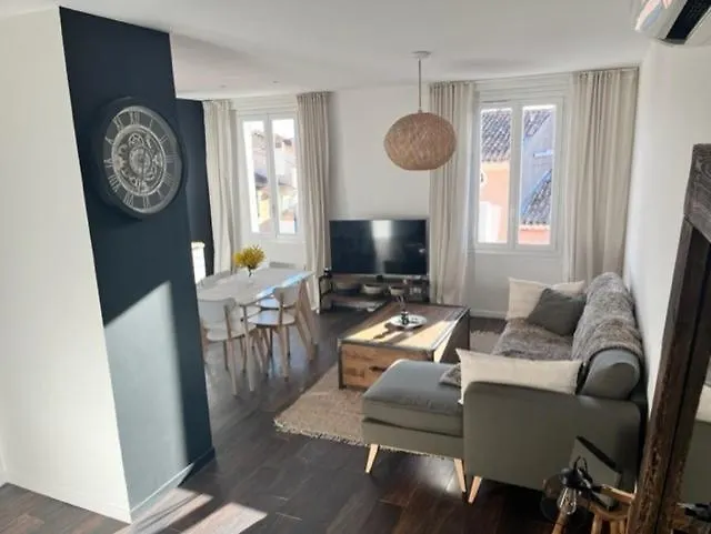 Lumineux T3 Avec Vue Dans Le Centre Historique Сент-Максім